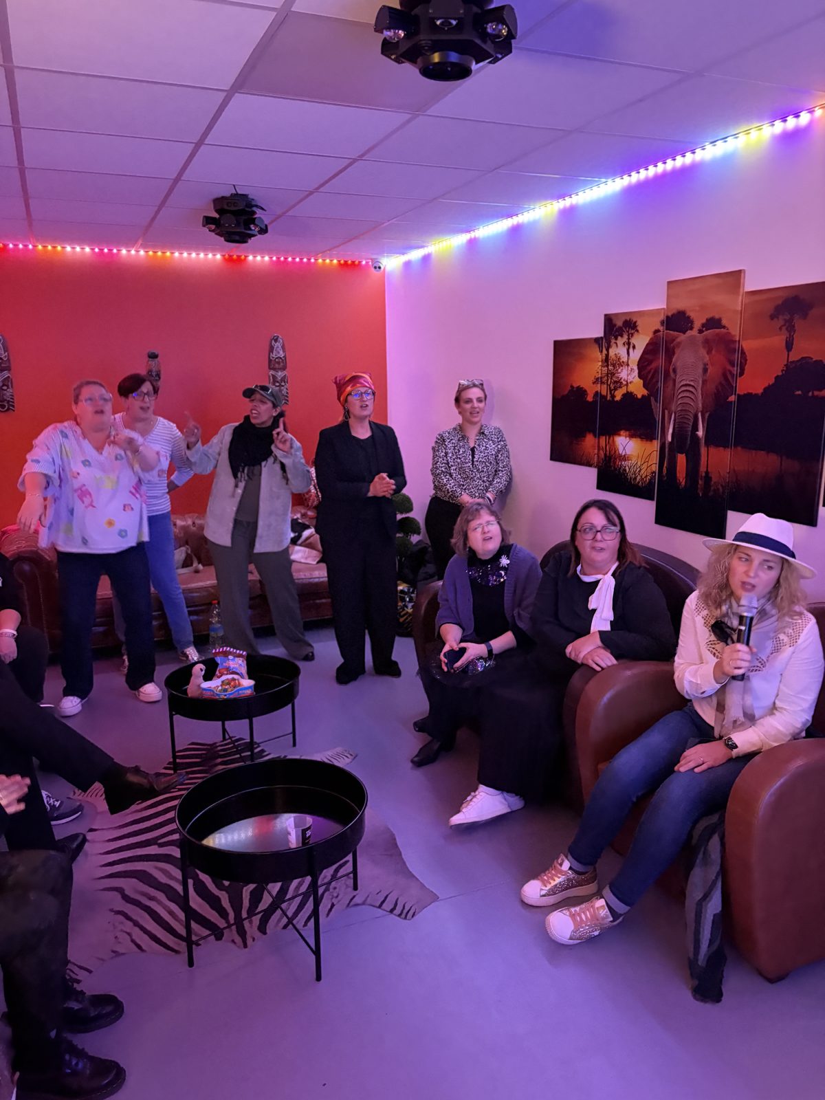 Un groupe en pleine session karaoké dans la salle Safari chez Team Square